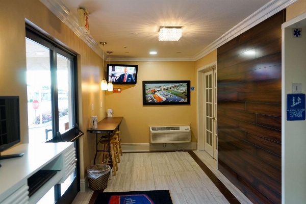 Howard Johnson by Wyndham Salinas image 2